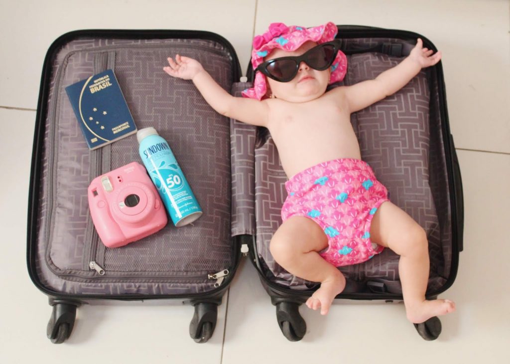 5 dicas importantes para quem vai viajar de avião para outro país com um bebê