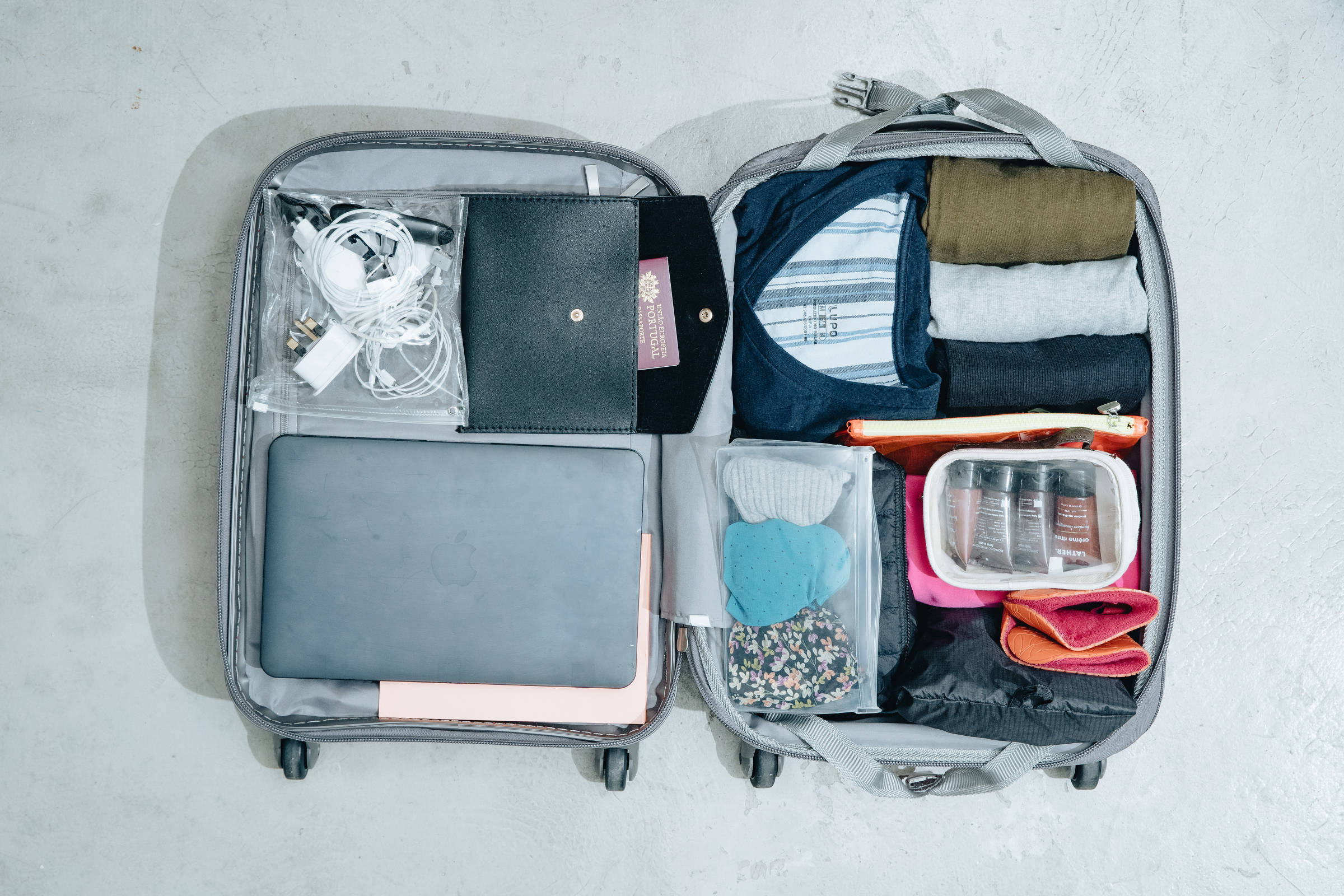Como ter uma bagagem com menos de 10 quilos?  Mala de viagem pequena,  Roupas para viagem de avião, Malas de viagem