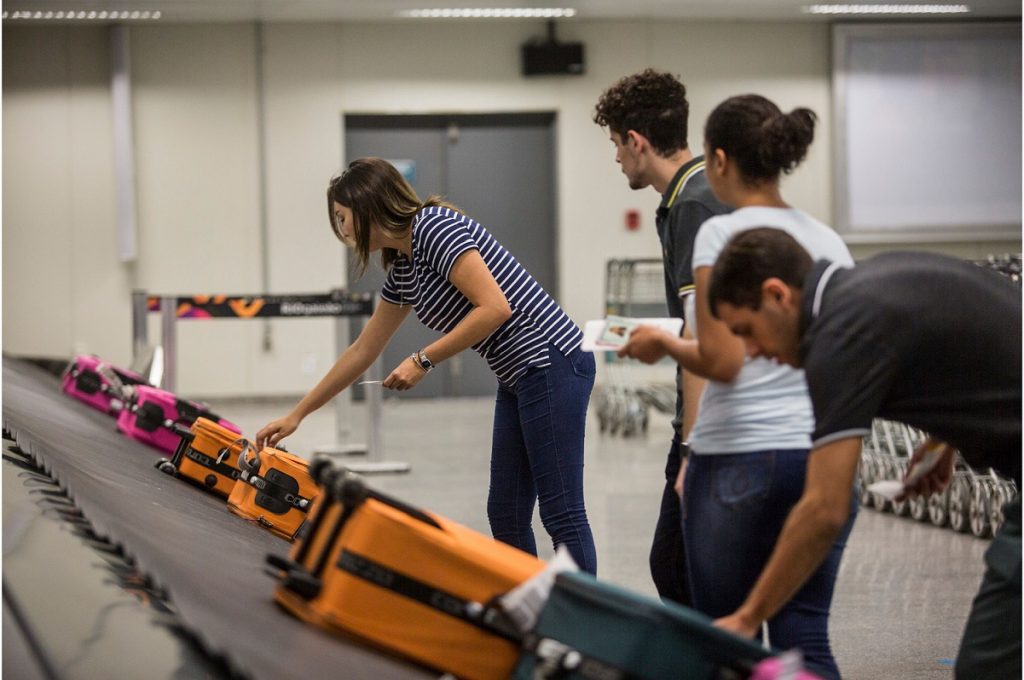 Saiba o que fazer no caso de mala extraviada em viagem de avião