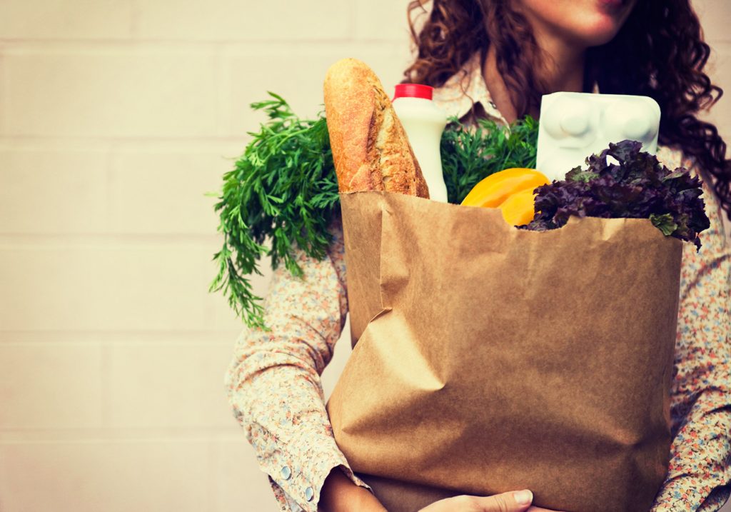 Descubra 3 maneiras de economizar dinheiro no supermercado antes da viagem