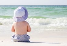 bebê na praia pela primeira vez