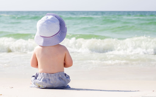 bebê na praia pela primeira vez